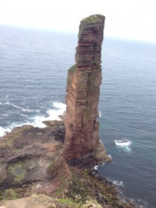 The Old Man of Hoy. En 137 meter høy steinsøyle som er populær bade hos sjøfugl og klatrere.